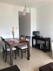 a dining room with a table and chairs and a desk at DEPARTAMENTO SANTA FE CON COCHERA gratis in Santa Fe