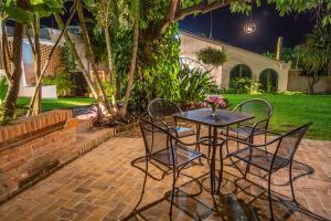 Garður fyrir utan Plaza Chapala Hotel