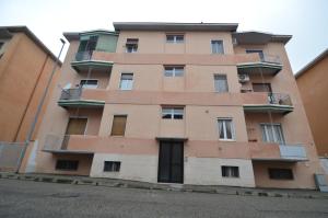un alto condominio con balconi su strada di LA DIMORA DEGLI ELFI casa vacanza a Pavia