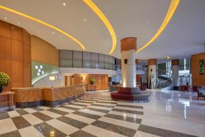 eine Lobby eines Hotels mit Schachbrettboden in der Unterkunft Holiday Inn Citystars, an IHG Hotel in Kairo