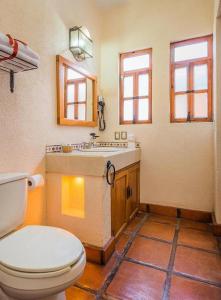 uma casa de banho com um WC e um lavatório em Hotel Refugio del Angel em Pátzcuaro