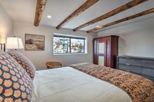 een slaapkamer met een bed en een raam bij Adobe House with Patio - Walk to Dtwn Plaza and Shops! in Santa Fe
