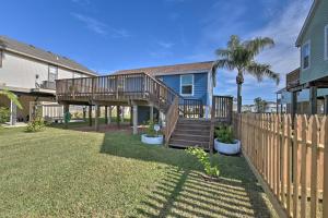Casa con terraza de madera y valla en Steps to Sand Galveston Beach Bungalow!, en Galveston