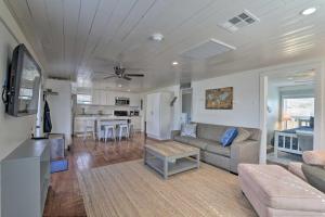 Una sala de estar y una cocina con un sofá y una mesa. en Steps to Sand Galveston Beach Bungalow!, en Galveston