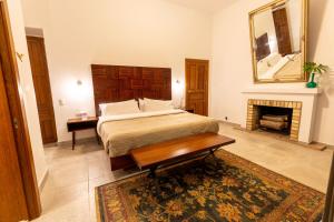 Rúm í herbergi á Plaza Chapala Hotel