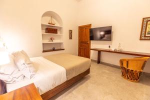 Rúm í herbergi á Plaza Chapala Hotel