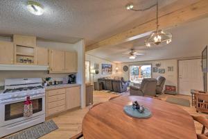 Afbeelding uit fotogalerij van Secluded Mountain Retreat with Deck, Views and Hiking! in Guffey