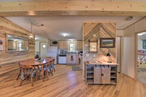 Afbeelding uit fotogalerij van Secluded Mountain Retreat with Deck, Views and Hiking! in Guffey