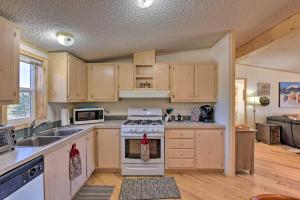 Afbeelding uit fotogalerij van Secluded Mountain Retreat with Deck, Views and Hiking! in Guffey +17 foto's