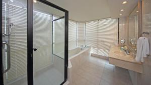Um banheiro em Intercontinental Miramar Panama by IHG