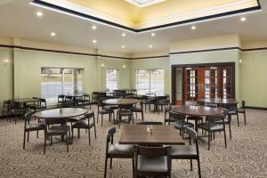 Restoran atau tempat lain untuk makan di Holiday Inn Grand Rapids-Airport, an IHG Hotel