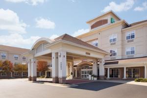 una representación de un hotel con un gran edificio en Holiday Inn Grand Rapids-Airport, an IHG Hotel, en Grand Rapids