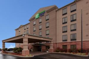 un hotel con una gasolinera en un aparcamiento en Holiday Inn Express Hotel & Suites Charleston-Southridge, an IHG Hotel, en Charleston