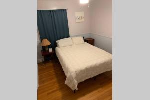 een slaapkamer met een bed en een tafel met een lamp bij Northside Cape in Richmond +6 foto's