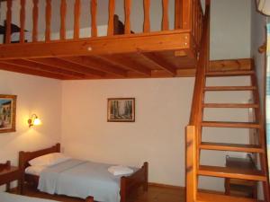 een slaapkamer met een stapelbed en een trap bij Villa Orestis in Archanes