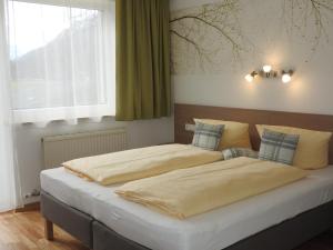 Postel nebo postele na pokoji v ubytování Pension Elmerhof + 16 fotografií