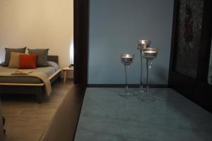 a living room with two wine glasses and a couch at Casitta in Mascali