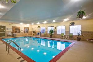 - une grande piscine dans une chambre d'hôtel dans l'établissement Holiday Inn Express Hotel & Suites Christiansburg, an IHG Hotel, à Christiansburg