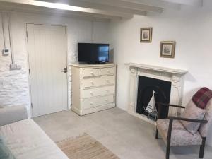 A television and/or entertainment centre at Bluebell Cottage