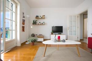 TV a/nebo společenská místnost v ubytování Sveti Stefan Beach Apartment