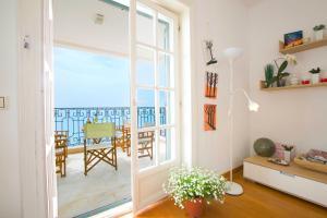 - un salon avec une porte coulissante en verre offrant une vue sur l'océan dans l'établissement Sveti Stefan Beach Apartment, à Budva