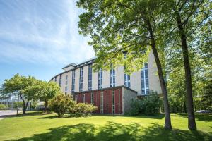Résidences Université Laval في مدينة كيبك: مبنى في حديقة فيها اشجار في المقدمة