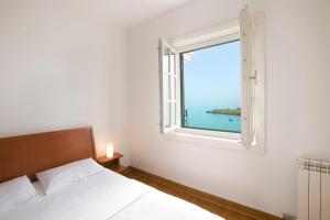 Postel nebo postele na pokoji v ubytování Sveti Stefan Beach Apartment
