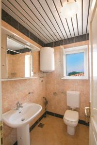 Koupelna v ubytování Sveti Stefan Beach Apartment + 37 fotografií