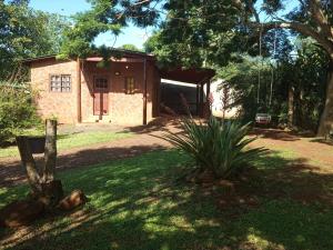 una pequeña casa en medio de un patio en Estrella del Monte en Puerto Iguazú