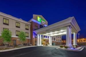 グリーンズボロにあるHoliday Inn Express Hotel & Suites Greensboro-East, an IHG Hotelの建物正面の看板のあるホテル