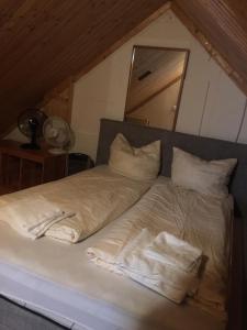- un lit avec 2 serviettes assises au-dessus dans l'établissement Zimmer im Dachgeschoss, à Kaiserslautern