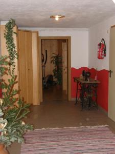 Habitación con pasillo con mesa y puerta en Haus Sonja, en Altaussee