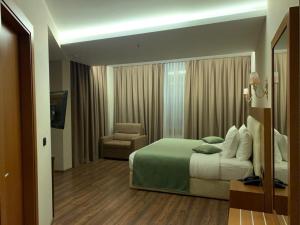 Кровать или кровати в номере Albanopolis Hotel