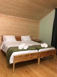 Un pat sau paturi într-o cameră la Cozy Place in Kazbegi