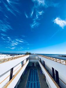 um banco na praia com um céu azul em Golden Plaza Dahab Resort em Dahab