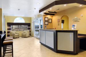 um lobby de um hospital com um balcão e cadeiras em Microtel Inn & Suites - Cartersville em Cartersville