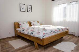 Кровать или кровати в номере Apartmány u Kotačků