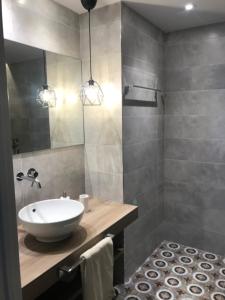 A bathroom at Apartamentos DUKE Még 29 kép
