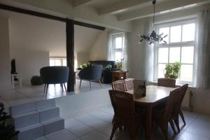 ein Wohnzimmer mit einem Tisch und Stühlen in der Unterkunft Magnificent farmhouse in Central Holland 4A & 2C in Schoonrewoerd