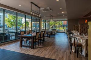 een eetkamer met tafels, stoelen en ramen bij Hotel Indigo Pittsburgh East Liberty, an IHG Hotel in Pittsburgh