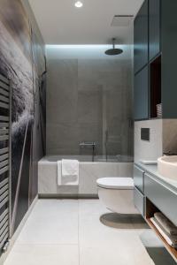 a bathroom with a tub and a toilet and a sink at IRS ROYAL APARTMENTS Apartamenty IRS Sopocka Rezydencja in Sopot