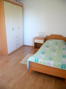 1 dormitorio con 1 cama y vestidor en Apartments Katja, en Štinjan