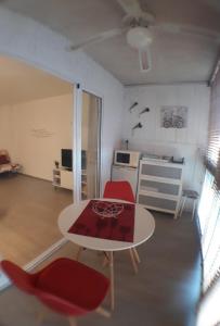 - un salon avec une table et deux chaises rouges dans l'établissement Loft San Juan Beach, à Alicante