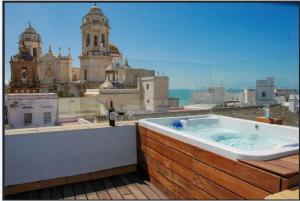 Bazén v ubytovaní ***** ATTIC WITH IMPRESSIVE VIEWS AND JACUZZI alebo v jeho blízkosti