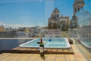 Bazén v ubytovaní ***** ATTIC WITH IMPRESSIVE VIEWS AND JACUZZI alebo v jeho blízkosti