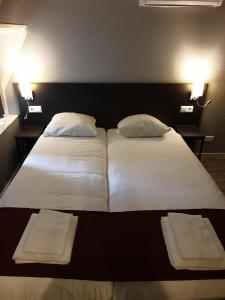Een bed of bedden in een kamer bij Hotel Manofa