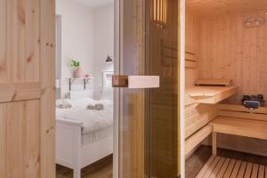um quarto com uma cama e um closet em Apartament Tarasowy z SAUNĄ - 5D Apartamenty em Świeradów-Zdrój