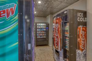 une épicerie avec deux distributeurs automatiques de coke dans l'établissement Sugar Top Condos, à Sugar Mountain