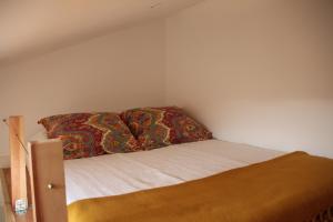 リスボンにあるLargo Trigueiros Light-Filled Loft Apartmentの小さなベッド(枕2つ付)