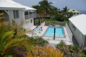 een luchtzicht op een huis met een zwembad bij Douceurs Caraïbes, Gîte Balisier. in Bouillante